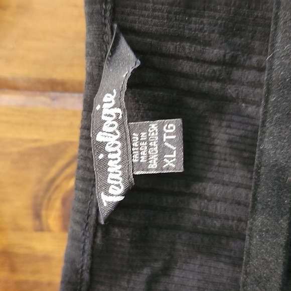 A new shirt with a shoulder cut out. Size xl - Picture 2 of 4